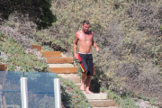Kingston Rossdale throws a fit after a big wave wipeout