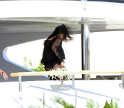 RIHANNA HAVING HER PICTURE TAKEN WITH THE CREW