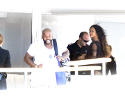 RIHANNA HAVING HER PICTURE TAKEN WITH THE CREW
