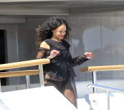 RIHANNA HAVING HER PICTURE TAKEN WITH THE CREW