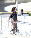RIHANNA HAVING HER PICTURE TAKEN WITH THE CREW