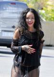 RIHANNA HAVING HER PICTURE TAKEN WITH THE CREW
