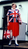 Britische Patriotin feiert jeden nationalen Feiertag in passender Verkleidung