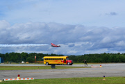 Schulbus schlägt Jet