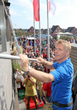 Jörg Pilawa putzt Fenster für wohltätige Zwecke