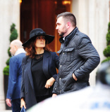 EXC - SALMA HAYEK HAVING TROUBLE CROSSING THE ROAD! 