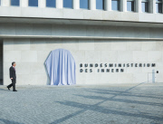 Enthüllung des Bundesadlers am Neubau des Bundesinnenministeriums