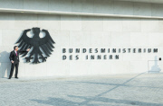 Enthüllung des Bundesadlers am Neubau des Bundesinnenministeriums