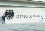 Enthüllung des Bundesadlers am Neubau des Bundesinnenministeriums