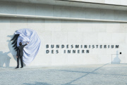 Enthüllung des Bundesadlers am Neubau des Bundesinnenministeriums