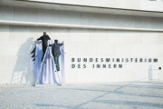 Enthüllung des Bundesadlers am Neubau des Bundesinnenministeriums
