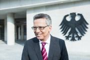 Enthüllung des Bundesadlers am Neubau des Bundesinnenministeriums