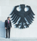 Enthüllung des Bundesadlers am Neubau des Bundesinnenministeriums