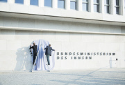 Enthüllung des Bundesadlers am Neubau des Bundesinnenministeriums
