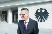 Enthüllung des Bundesadlers am Neubau des Bundesinnenministeriums