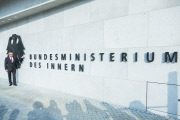 Enthüllung des Bundesadlers am Neubau des Bundesinnenministeriums
