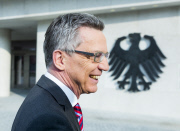 Enthüllung des Bundesadlers am Neubau des Bundesinnenministeriums