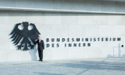 Enthüllung des Bundesadlers am Neubau des Bundesinnenministeriums