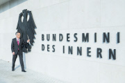 Enthüllung des Bundesadlers am Neubau des Bundesinnenministeriums