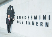 Enthüllung des Bundesadlers am Neubau des Bundesinnenministeriums