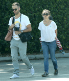 Exclusive... Natalie Portman & Family Out For Breakfast In Los Feliz 