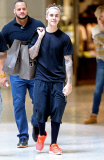 Semi-Exclusive... Justin Bieber Shopping At The Beverly Center 