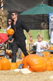 Robin Thicke picks a pumpkin with his son amidst divorce drama