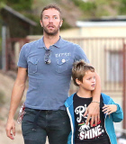 PREMIUM EXCLUSIVE Chris Martin treats his kids and their friends to dinner