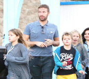 PREMIUM EXCLUSIVE Chris Martin treats his kids and their friends to dinner