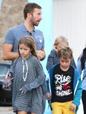 PREMIUM EXCLUSIVE Chris Martin treats his kids and their friends to dinner