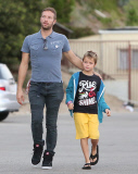 PREMIUM EXCLUSIVE Chris Martin treats his kids and their friends to dinner