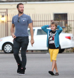 PREMIUM EXCLUSIVE Chris Martin treats his kids and their friends to dinner