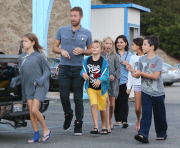 PREMIUM EXCLUSIVE Chris Martin treats his kids and their friends to dinner
