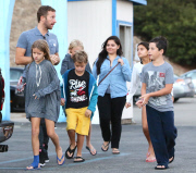 PREMIUM EXCLUSIVE Chris Martin treats his kids and their friends to dinner