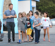 PREMIUM EXCLUSIVE Chris Martin treats his kids and their friends to dinner