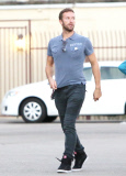 PREMIUM EXCLUSIVE Chris Martin treats his kids and their friends to dinner