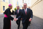 Spieler und Funktionäre des FC Bayern München bei einer Privataudienz bei Papst_Franziskus