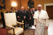 Spieler und Funktionäre des FC Bayern München bei einer Privataudienz bei Papst_Franziskus