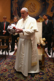 Spieler und Funktionäre des FC Bayern München bei einer Privataudienz bei Papst_Franziskus