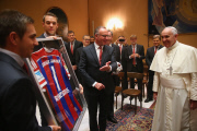 Spieler und Funktionäre des FC Bayern München bei einer Privataudienz bei Papst_Franziskus
