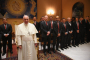 Spieler und Funktionäre des FC Bayern München bei einer Privataudienz bei Papst_Franziskus