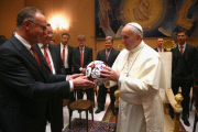 Spieler und Funktionäre des FC Bayern München bei einer Privataudienz bei Papst_Franziskus