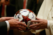 Spieler und Funktionäre des FC Bayern München bei einer Privataudienz bei Papst_Franziskus