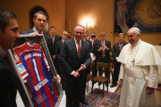 Spieler und Funktionäre des FC Bayern München bei einer Privataudienz bei Papst_Franziskus