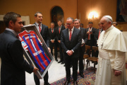 Spieler und Funktionäre des FC Bayern München bei einer Privataudienz bei Papst_Franziskus
