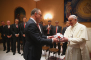 Spieler und Funktionäre des FC Bayern München bei einer Privataudienz bei Papst_Franziskus