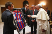 Spieler und Funktionäre des FC Bayern München bei einer Privataudienz bei Papst_Franziskus