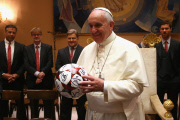 Spieler und Funktionäre des FC Bayern München bei einer Privataudienz bei Papst_Franziskus