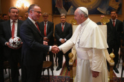 Spieler und Funktionäre des FC Bayern München bei einer Privataudienz bei Papst_Franziskus