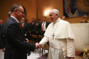 Spieler und Funktionäre des FC Bayern München bei einer Privataudienz bei Papst_Franziskus